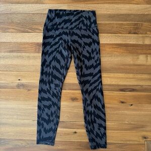 Lululemon Black + Gray Zigzag Patterned Leggings - Size 6